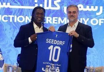 مشاور استقلال در کنار اسطوره منچستریونایتد