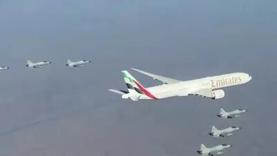 اسکورت جالب هواپیمای رئیس امارات با جنگنده های JF-۱۷ تاندر/فیلم