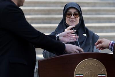 مهاجرانی: دولت افزایش حقوق کارکنان را به نظر مجلس نزدیک می‌کند