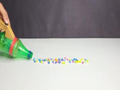  نحوه درست کردن یک جارو دستی خلاقانه با بطری نوشابه در خانه