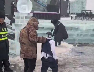  لیزخوردن ربات‌های چینی در پی بارش برف