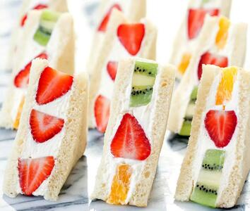 طرز تهیه ساندویچ میوه ژاپنی / میان‌وعده‌ای سبک، رنگی و فوق‌العاده محبوب / ساندویچ میوه ژاپنی در خانه / دستور پخت آسان و میان‌وعده سالم و جذاب