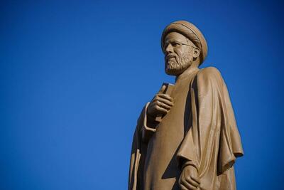  نصب تندیس شهید رئیسی به‌عنوان ششمین تندیس بزرگ کشور در اردبیل (فیلم)