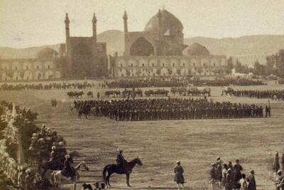  سفر به عصر قاجار؛ عکس نایاب میدان نقش جهان زیر پای قشون نظامی