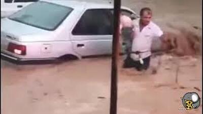 فیلم پربازدید از فداکاری یک شهروند ایذه‌ای در سیل