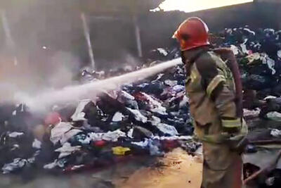 آتش‌سوزی انبار لباس در جنوب تهران