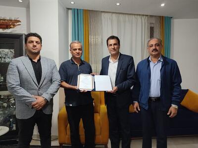  تجلیل سرپرست اداره کل ورزش و جوانان بوشهر از ورزشی نویس پیشکسوت استان