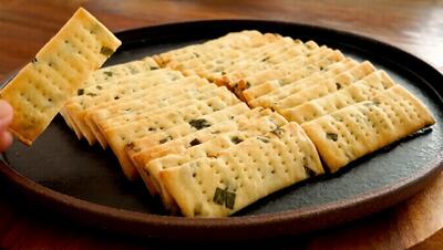  طرز تهیه کراکرهای سیب زمینی/ ترد و خوش طعم با سیب زمینی و آرد