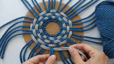  چگونه یک سطل پلاستیکی ساده را به یک سبد طنابی زیبا و کاربردی تبدیل کنید