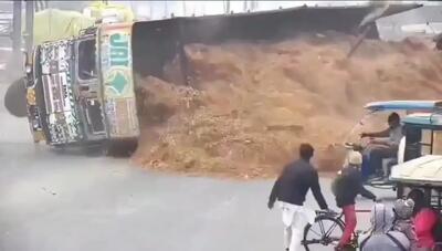 ببینید/ تصاویر شوکه‌کننده از رانندگی در خیابان‌های این کشور