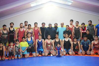 فراز قورچیان در جمع تیم ملی کشتی نوجوانان ایران: قهرمانی واقعی در سایه مردانگی، معرفت پهلوانی و احترام به استادان شکل می‌گیرد