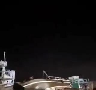 ببینید| طوفان سهمگین در سواحل چابهار؛ بیش از ۱۰ لنج ماهیگیری غرق شد