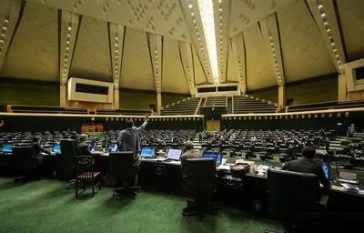 تصاویری از ژست‌های عجیب نمایندگان مجلس در صحن/ خنده‌های قالیباف و رسایی