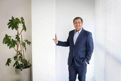 تصاویری از حاشیه حضور همتی در ساختمان میرداماد