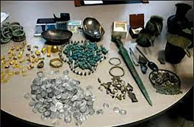 کشف اشیای عتیقه و تاریخی در بندرکنگ‌ هرمزگان