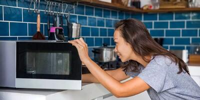 هشدار: نگهداری وسایل روی مایکروویو می‌تواند خطرناک باشد