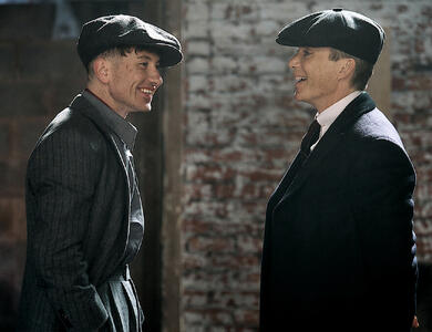 پیکی بلایندرها وارد ورزشگاه فوتبال شدند! - فیلم‌ نت نیوز