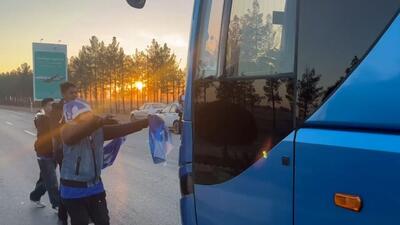 استقبال هواداران از کاروان استقلال در فرودگاه اصفهان با شعار ساپینتو یادت باشه رامین باید باشه