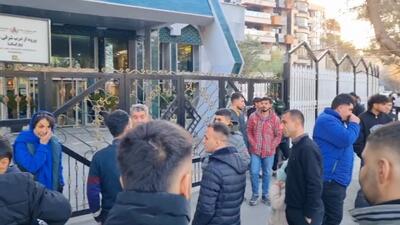 حضور هواداران استقلال در اطراف هتل محل اسکان این تیم در اصفهان برای استقبال از بازیکنان