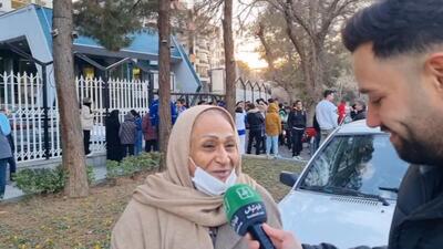 بانوی مسن استقلالی: نوبت شیمی‌درمانی داشتم اما پرچم استقلال را دیدم یک حالی شدم و ایستادم