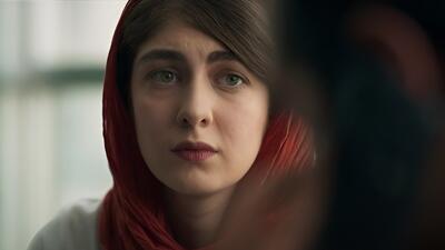  استایل گرم و دلنشین الیکا ناصری بازیگر  سریال مو به مو  در پشت صحنه یک نمایش