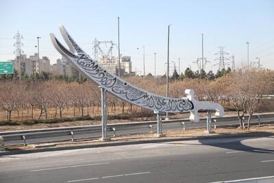 ذوالفقار امیرالمومنین(ع) در بزرگراه پرتردد شهر نصب شد