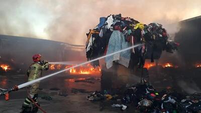 ۲ انبار لباس‌ در جاده ورامین آتش گرفت