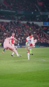 ویدئو:  وقتی دروازه‌بان دفاع خودی را مصدوم می‌کند!