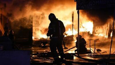 آتش‌سوزی انبار لباس عشق‌آباد پس از ۱۲ ساعت مهار شد