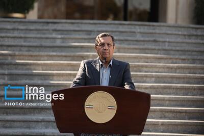 همتی: هدفم یکپارچه سازی بازار ارز است/لزوم تقویت ذخایر ارزی