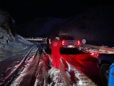 رهایی ۱۴۰ نفر گرفتار در برف و کولاک محور کوهسرخ