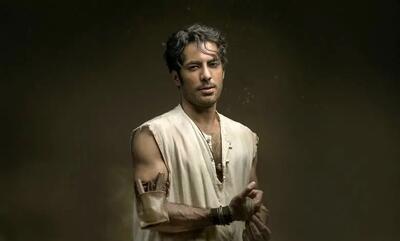 استایل به یاد ماندنی و خاص رحیم نجار بامداد خمار در یک مراسم هنری