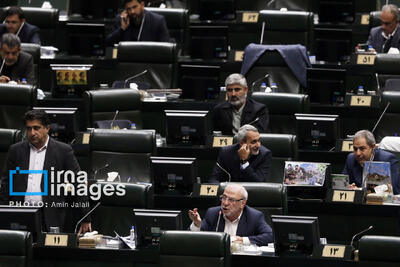 تصاویری از ژست‌های عجیب نمایندگان مجلس در صحن/ خنده‌های قالیباف و رسایی/ جلسه نمایندگان کف زمین