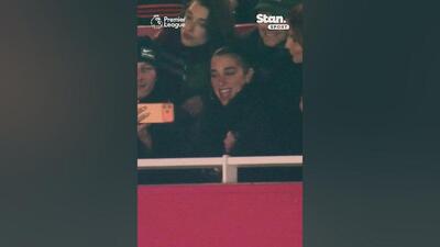 ویدیو| وقتی دوربین دوا لیپا را ول نکرد/ حاشیه بازی آرسنال - استون ویلا