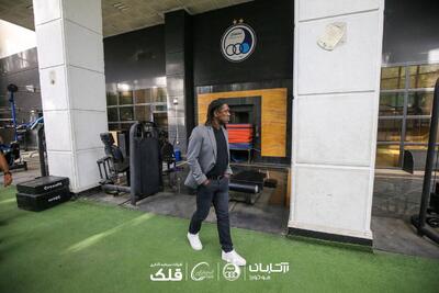 سیدورف به استقلالی‌ها آدرس داد/ مشاور ورزشی آبی‌ها کنار ستاره سابق سرخ‌ها در دربی +عکس