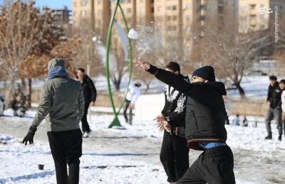 عکس/ شادی مردم ارومیه در زمستان برفی