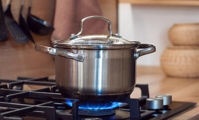  5 دلیل سیاه شدن ته قابلمه روی اجاق گاز+ نکات طلایی برای پیشگیری
