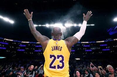 ویدیو| باورتان نمی‌شود او ۴۱ ساله است/ اسلم دانک تماشایی لبرون جیمز! - پارس فوتبال