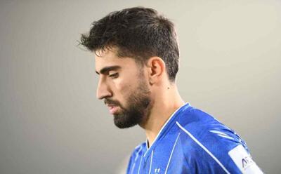 علیرضا کوشکی در هوای سرد اصفهان؛ پوستر استقلال برای بازی با سپاهان - پارس فوتبال