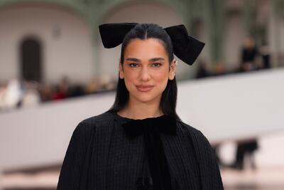 عکس | خواننده زن و همسرش تماشاگر بازی آرسنال شدند - پارس فوتبال