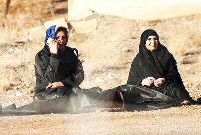 تصویر تلخ فوتبال ایران؛ یک مادر و مادربزرگ تماشاگر بازی فرزندشان از روی کوه‌ها +عکس - پارس فوتبال