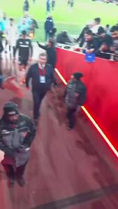 ویدئو: لحظات پرتنش خروج مارتینز از زمین پس از باخت به آرسنال - پارس فوتبال