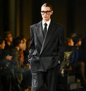  از یقه‌های پیله‌ای تا بافتنی‌های زشت؛ چرا مد امسال از «زیبایی» خسته شد؟