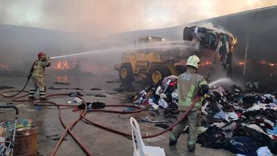 فیلم حریق مهیب در انبار لباس جاده ورامین / اطفا حریق 12 ساعت زمان برد + تصاویر