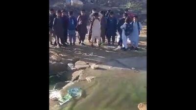 عبور دانش آموزان چابهار از آب فاضلاب برای رسیدن به مدرسه / زیرساخت‌های نامناسب، مسیر مدرسه کودکان چابهار را به خطر تبدیل کرد + فیلم