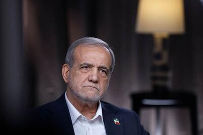 درگیری پزشکیان با یک معترض در جریان سخنرانی + فیلم