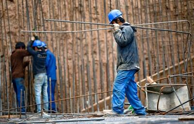 اینفوگرافی/ ارزش دلاری حقوق کارگر در سال ۹۰، سه برابر امروز