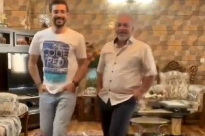 آواز شادانه؛ پسره موزیک پلی کرد باباش رقصید خنده اش گرفت پدر محترم پس گردنی زد