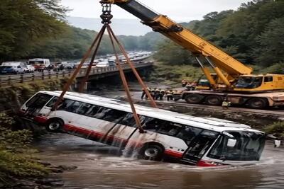 معماری طبیعت؛ اتوبوس رفت تو آب شانسش عمق زیاد نبود وگرنه باید میرفتن دیدن نکیر منکر