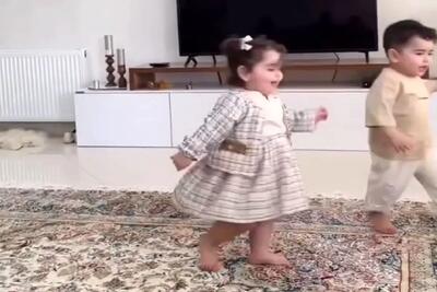 آواز شاد؛ دوقلوها با آهنگ عرفان طهماسبی خونه رو گذاشتن رو سرشون انگار بمب ترکیده